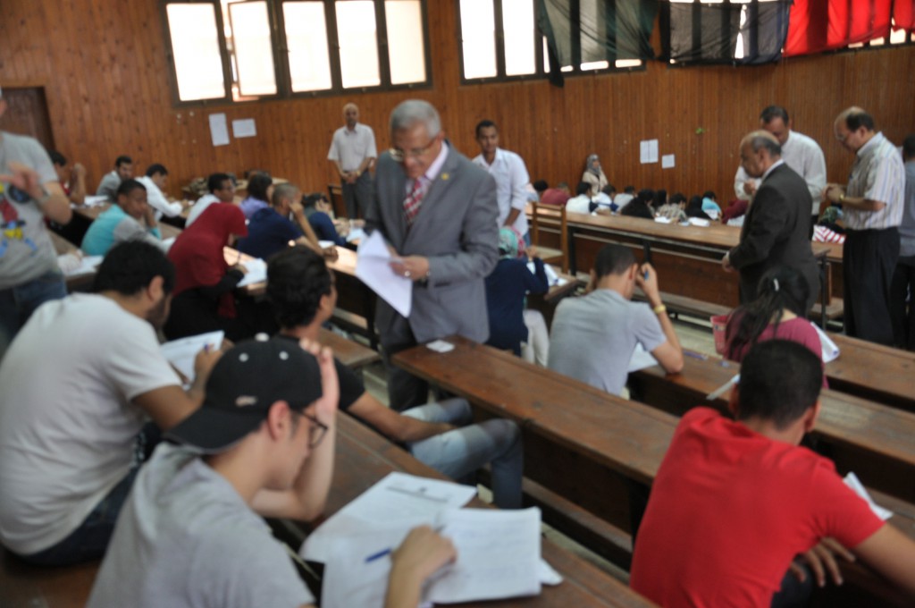 رئيس جامعة المنيا يتفقد لجان امتحانات السياحة والأسنان والألسن (3)