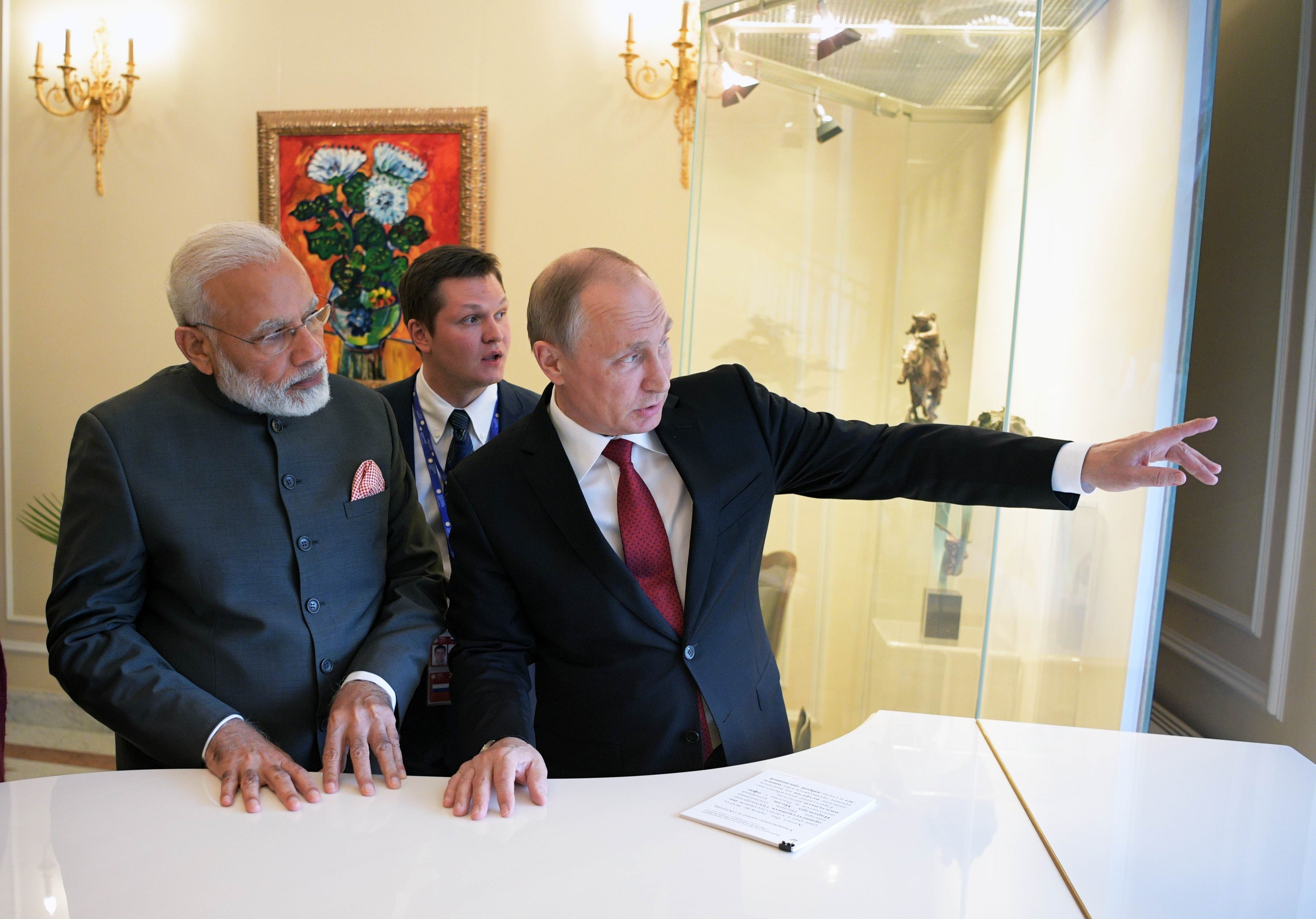 بوتين يلتقى رئيس وزراء الهند على هامش منتدى بطرسبرج الاقتصادى