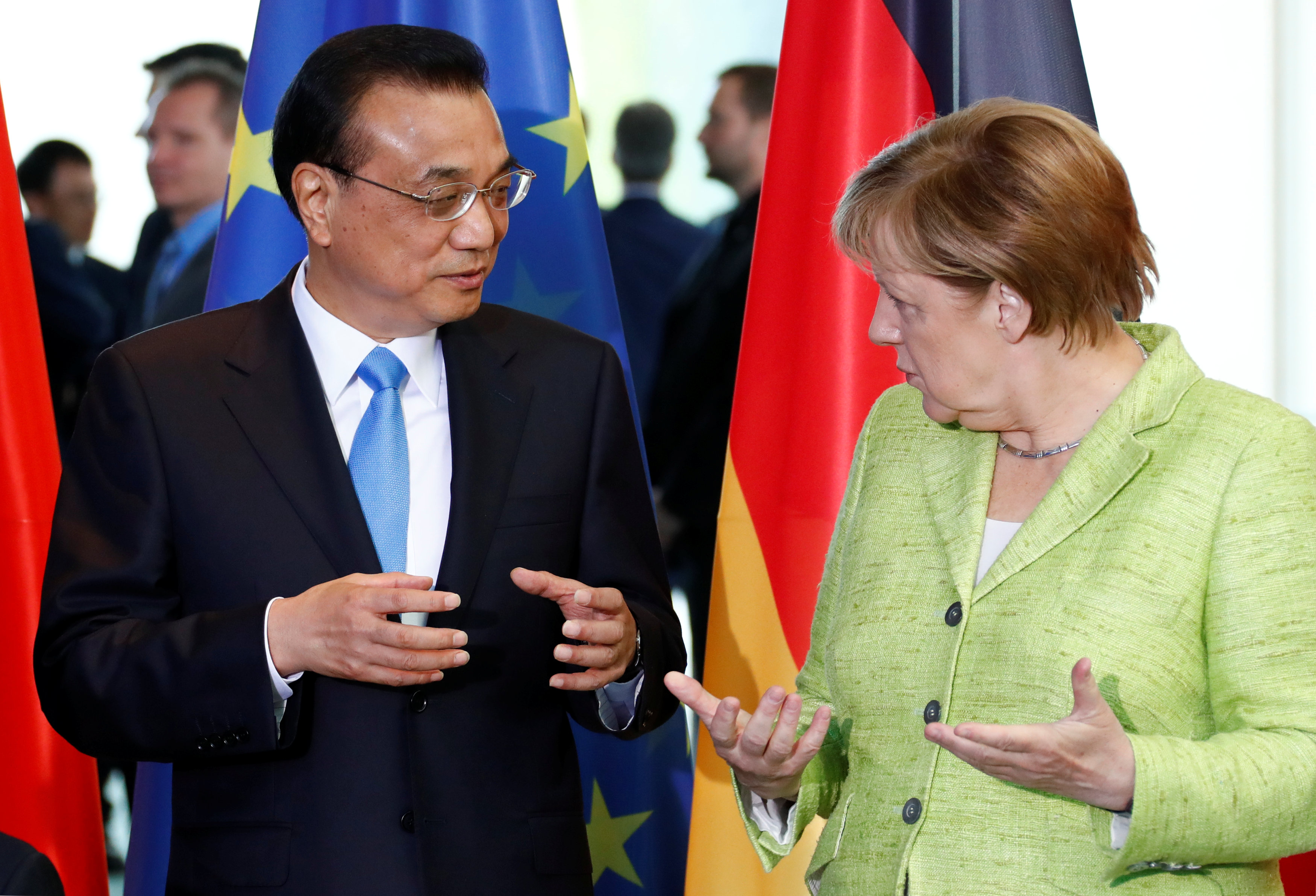 رئيس وزراء الصين والمستشارة الألمانية