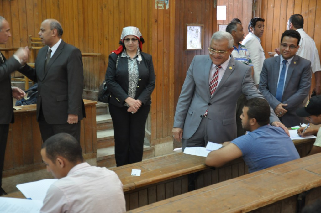 رئيس جامعة المنيا يتفقد لجان امتحانات السياحة والأسنان والألسن (7)