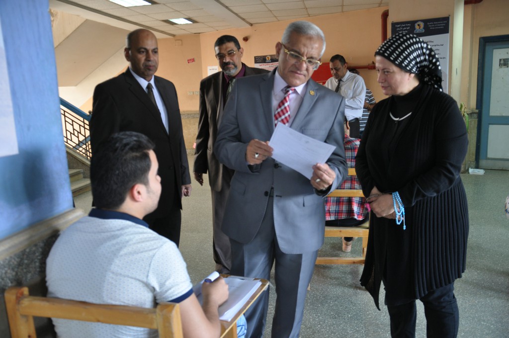 رئيس جامعة المنيا يتفقد لجان امتحانات السياحة والأسنان والألسن (12)