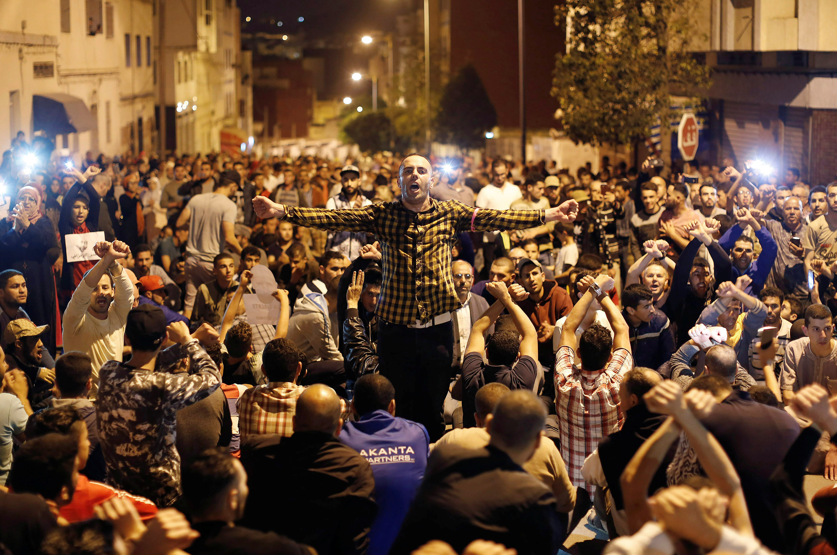 مظاهرات ليلية فى المغرب تطالب بالافراج عن الزفزافى
