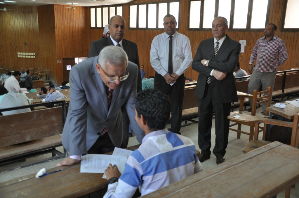 رئيس جامعة المنيا يتفقد لجان امتحانات السياحة والأسنان والألسن (11)