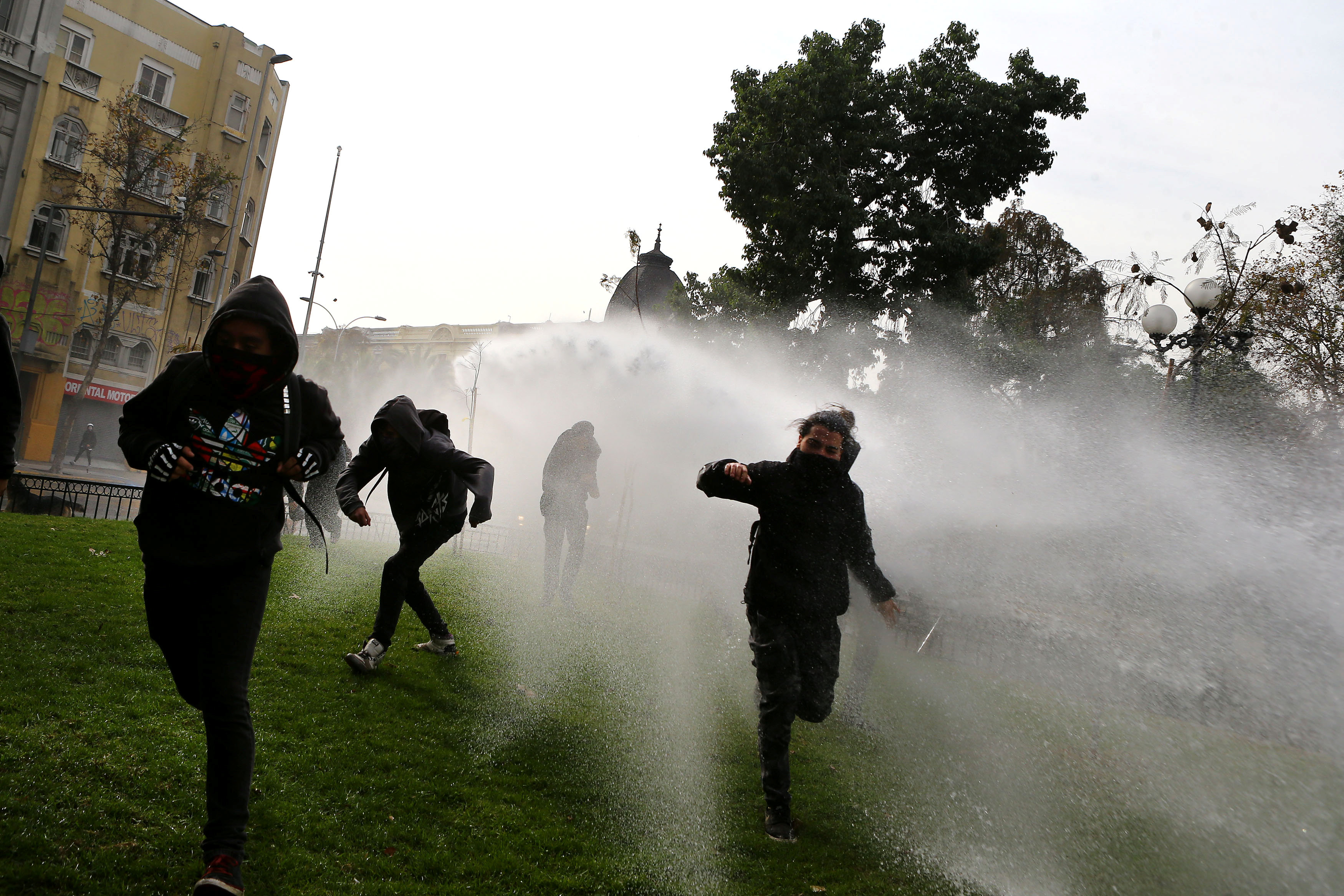 الشرطة تفرق المتظاهرين بالمياه