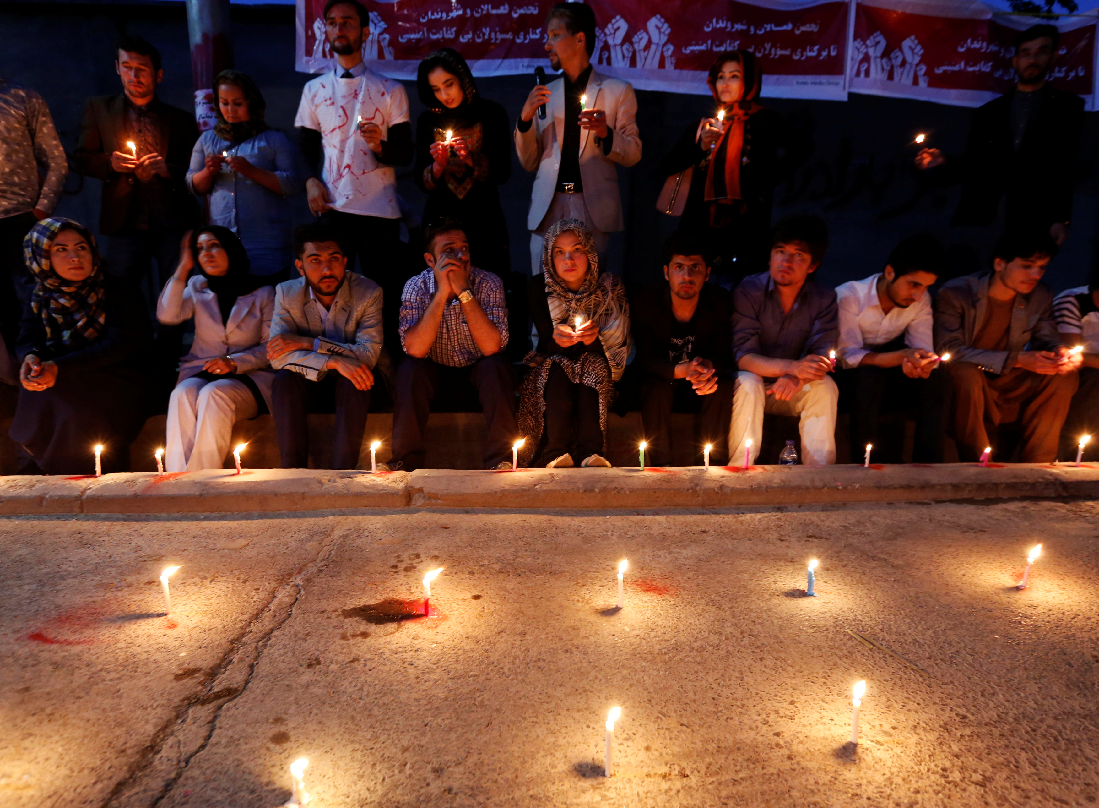 وقفة بالشموع لتأبين ضحايا انفجار العاصمة الأفغانية