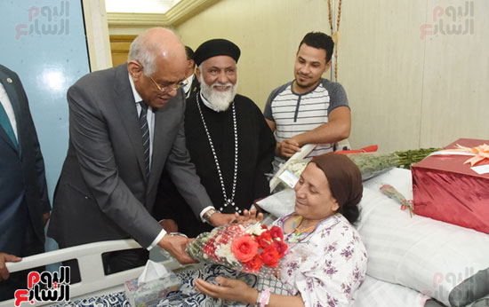 رئيس البرلمان يزور إلى معهد ناصر لزيارة مصابى حادث المنيا الإرهابى (12)