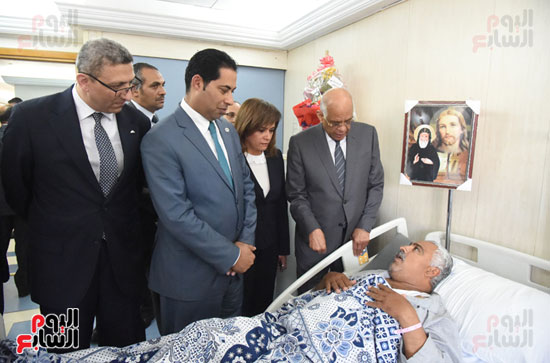 رئيس البرلمان يزور إلى معهد ناصر لزيارة مصابى حادث المنيا الإرهابى (1)