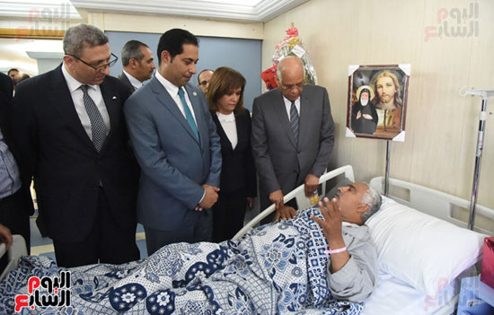 رئيس البرلمان يزور إلى معهد ناصر لزيارة مصابى حادث المنيا الإرهابى (2)