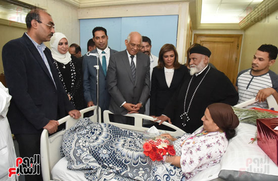 رئيس البرلمان يزور إلى معهد ناصر لزيارة مصابى حادث المنيا الإرهابى (14)