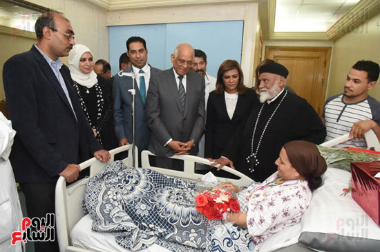 رئيس البرلمان يزور إلى معهد ناصر لزيارة مصابى حادث المنيا الإرهابى (13)