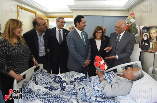رئيس البرلمان يزور إلى معهد ناصر لزيارة مصابى حادث المنيا الإرهابى (3)