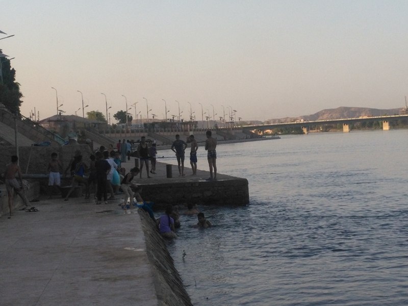 شاطئ نهر النيل يستقطب الصائمين بإدفو (1)