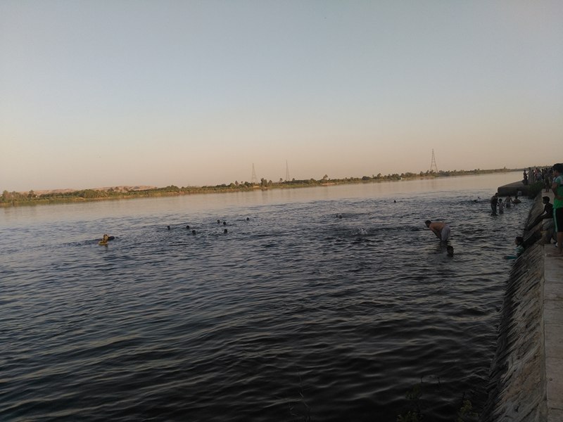 شاطئ نهر النيل يستقطب الصائمين بإدفو (4)