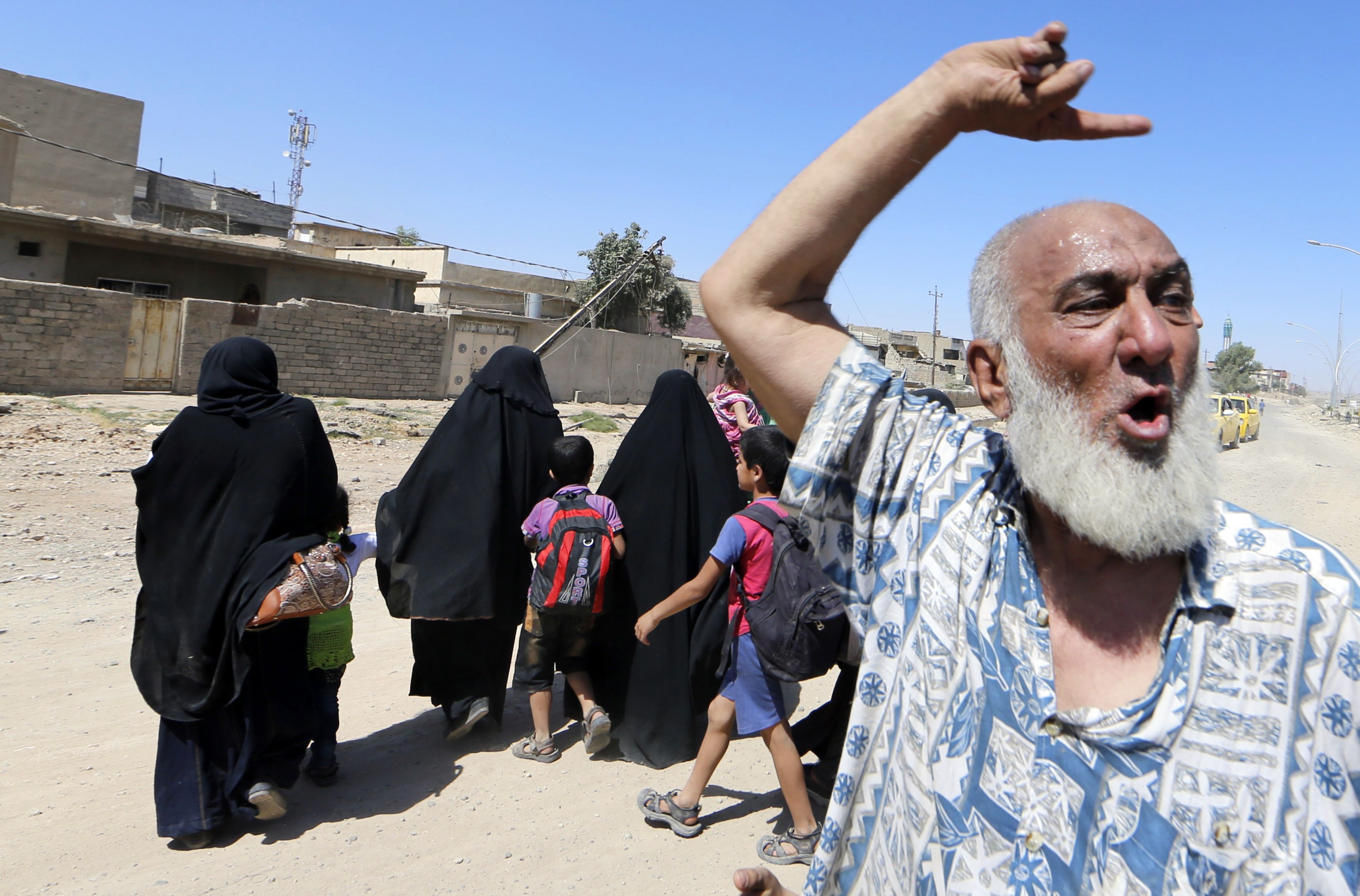 نزوح العراقيين من منازلهم فى الموصل