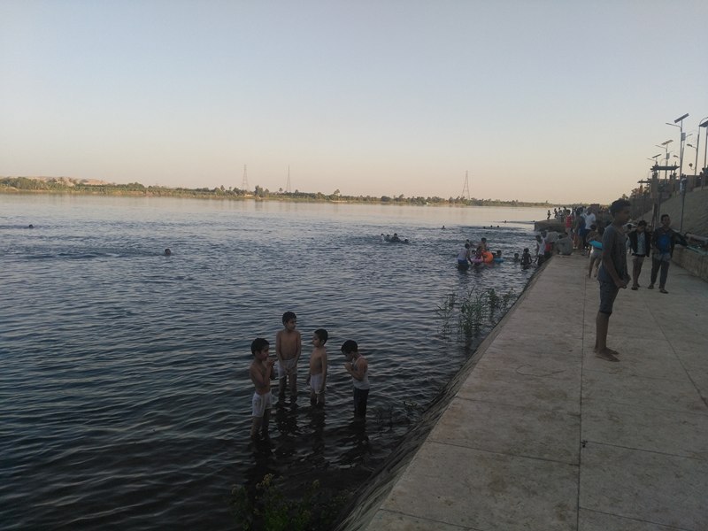 شاطئ نهر النيل يستقطب الصائمين بإدفو (5)