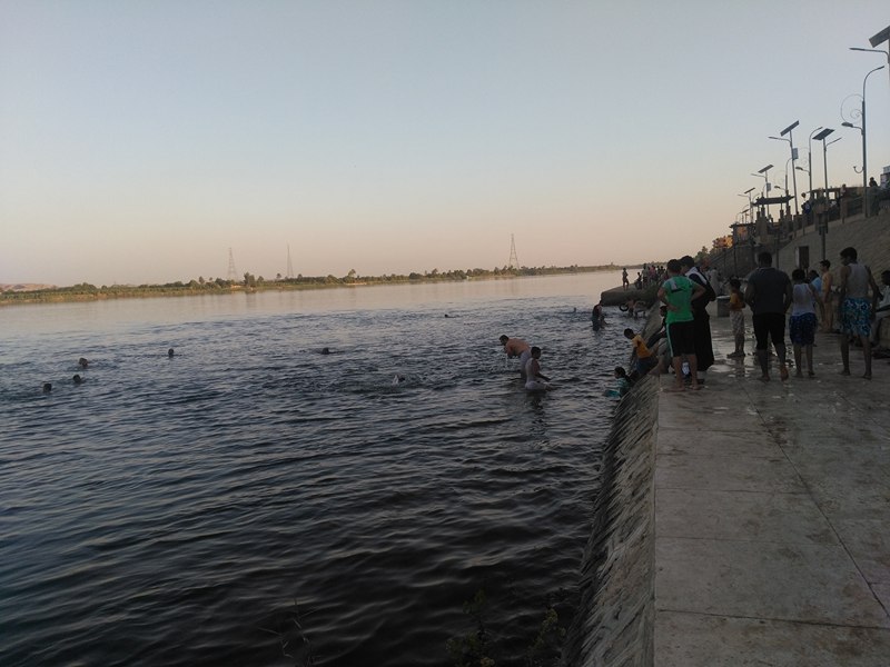 شاطئ نهر النيل يستقطب الصائمين بإدفو (8)