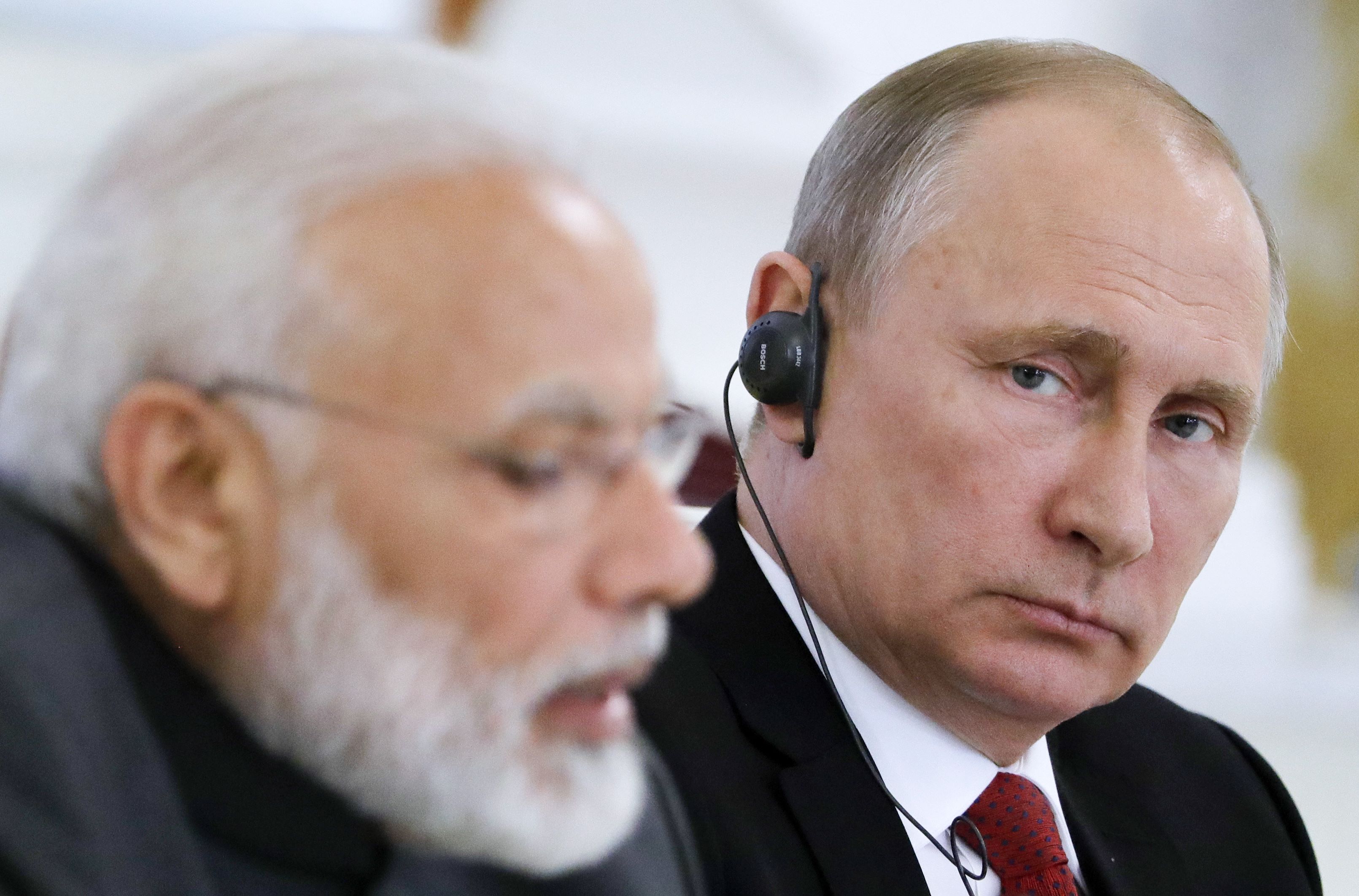 بوتين ينظر إلى رئيس وزراء الهند