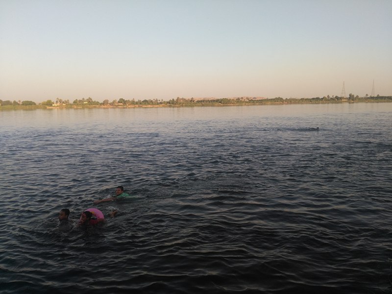 شاطئ نهر النيل يستقطب الصائمين بإدفو (6)