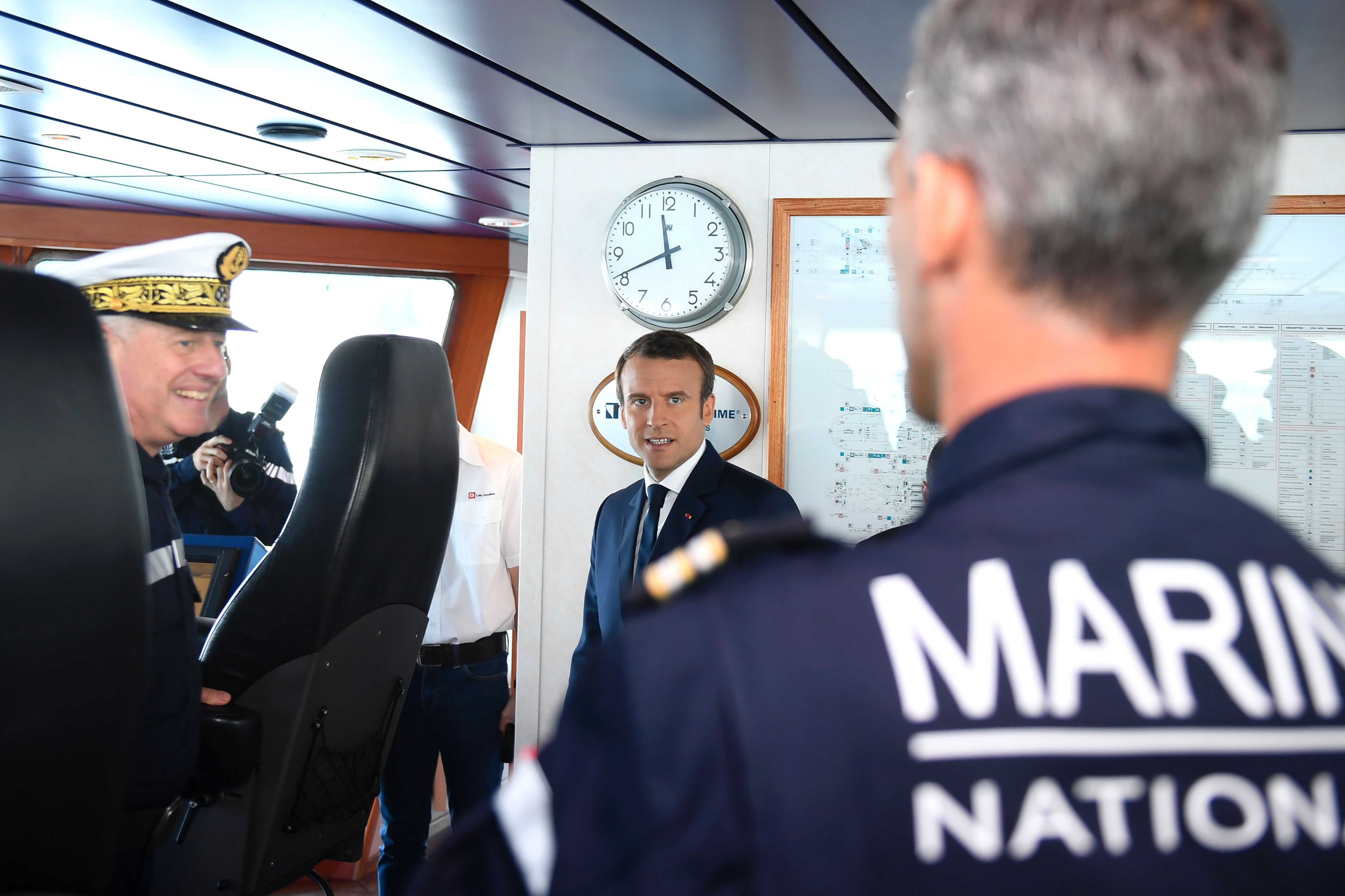 الرئيس الفرنسى يتفقد الوحدة البحرية