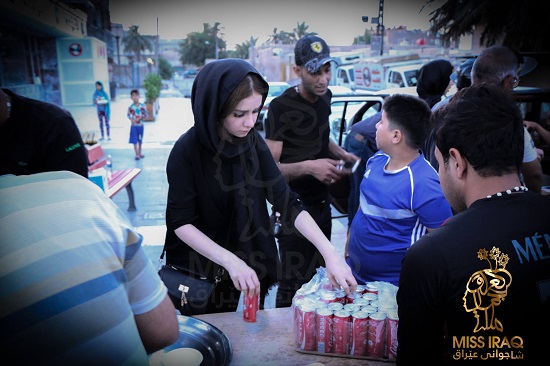 ملكة جمال العراق تشرف على توزيع الإفطار على الصائمين