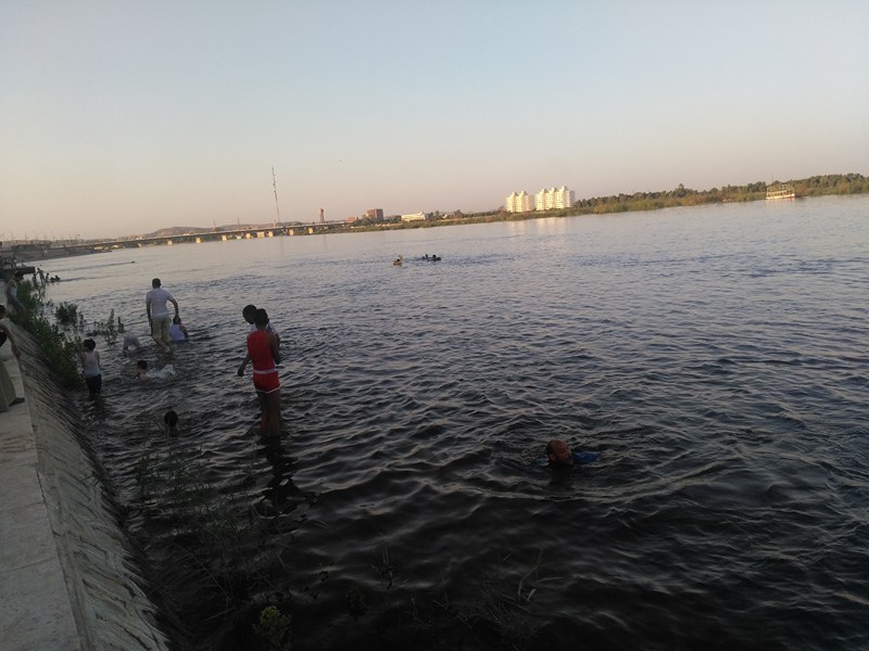 شاطئ نهر النيل يستقطب الصائمين بإدفو (2)