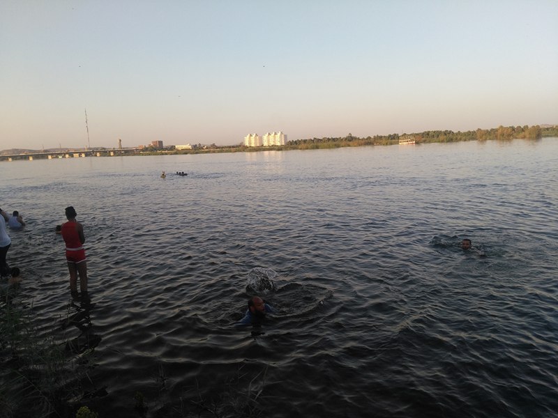 شاطئ نهر النيل يستقطب الصائمين بإدفو (7)