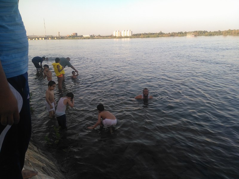 شاطئ نهر النيل يستقطب الصائمين بإدفو (3)