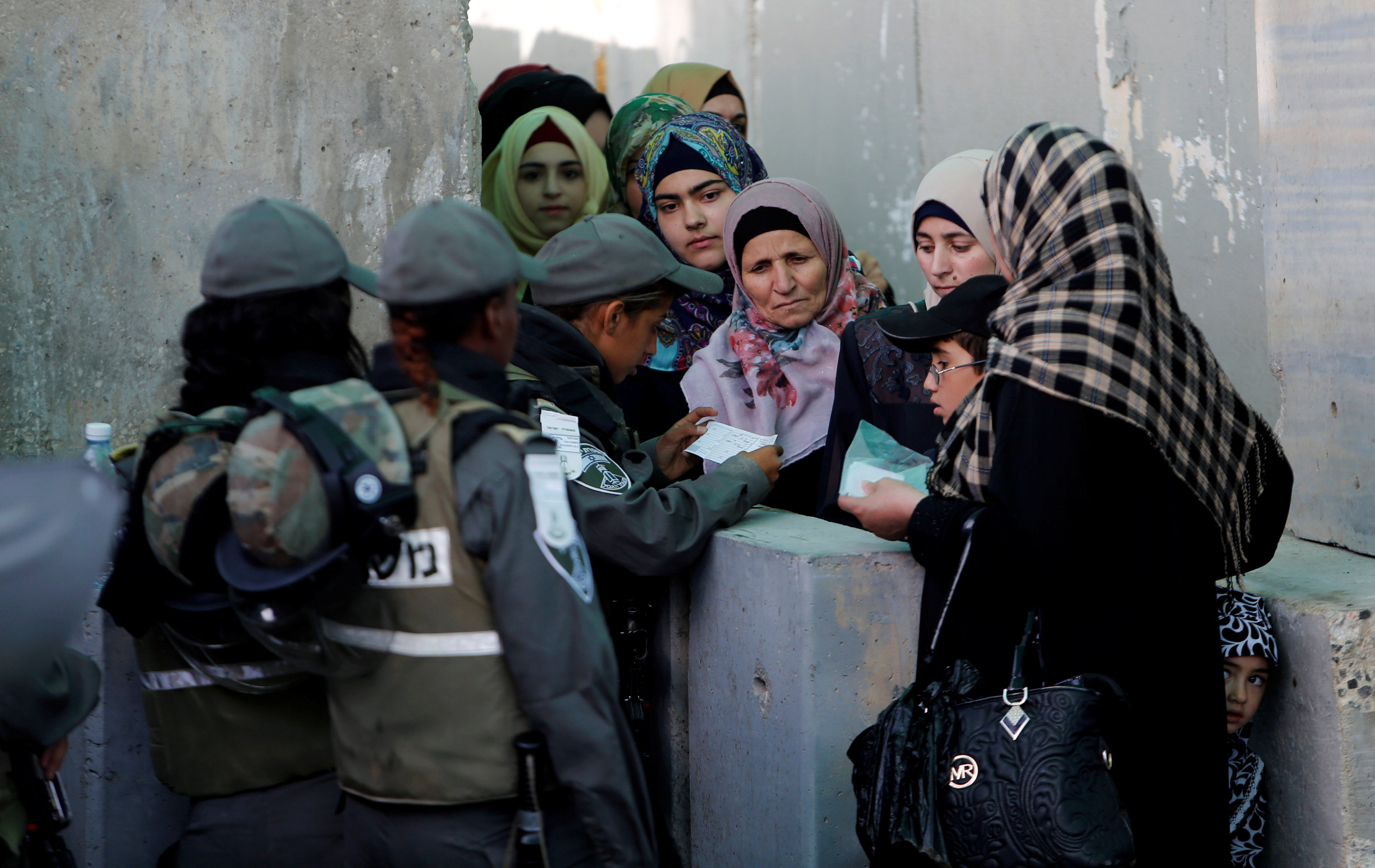 فلسطينيات على نقاط التفتيش فى القدس