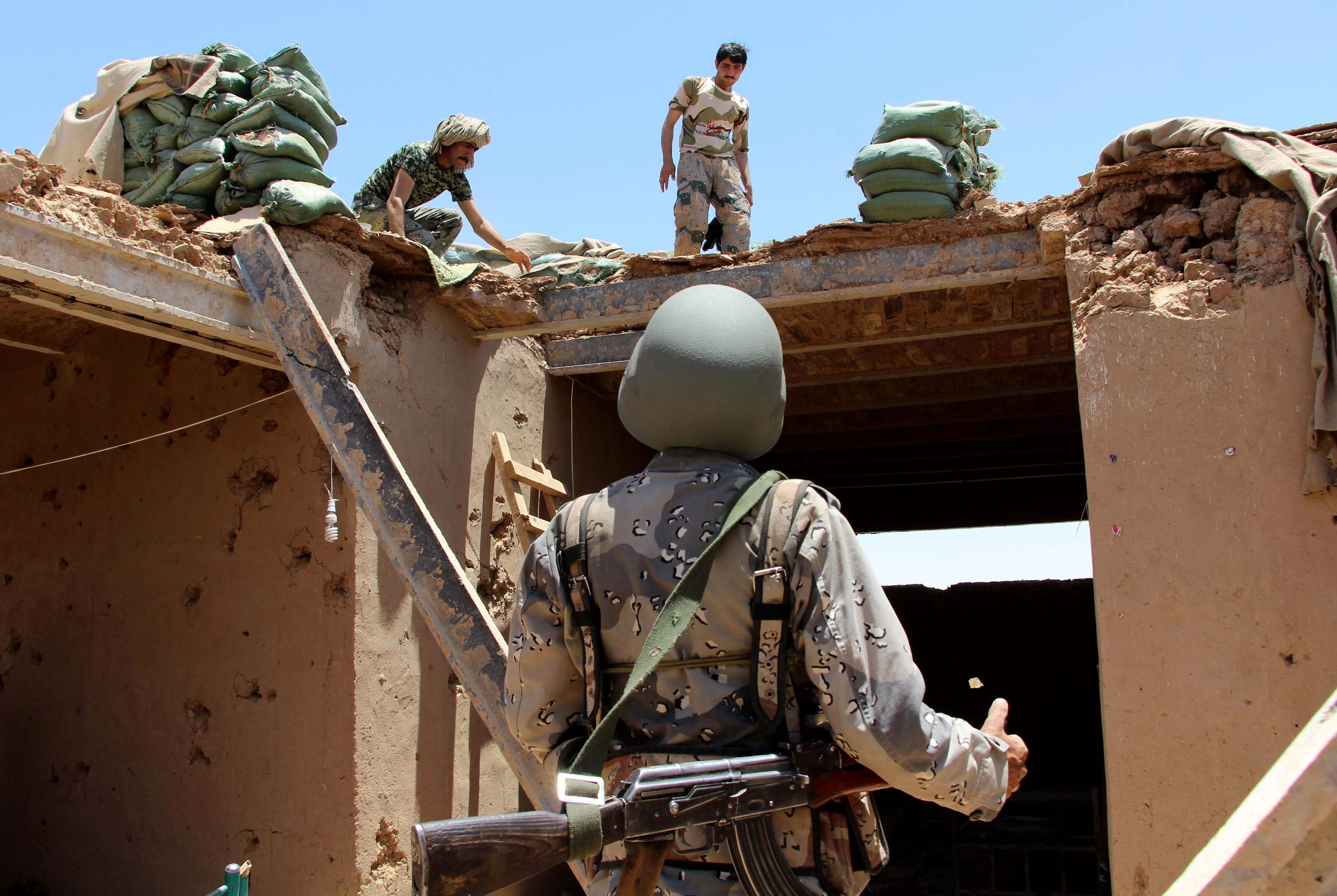 أفراد من شرطة الحدود الأفغانية قرب بؤرة استيطانية