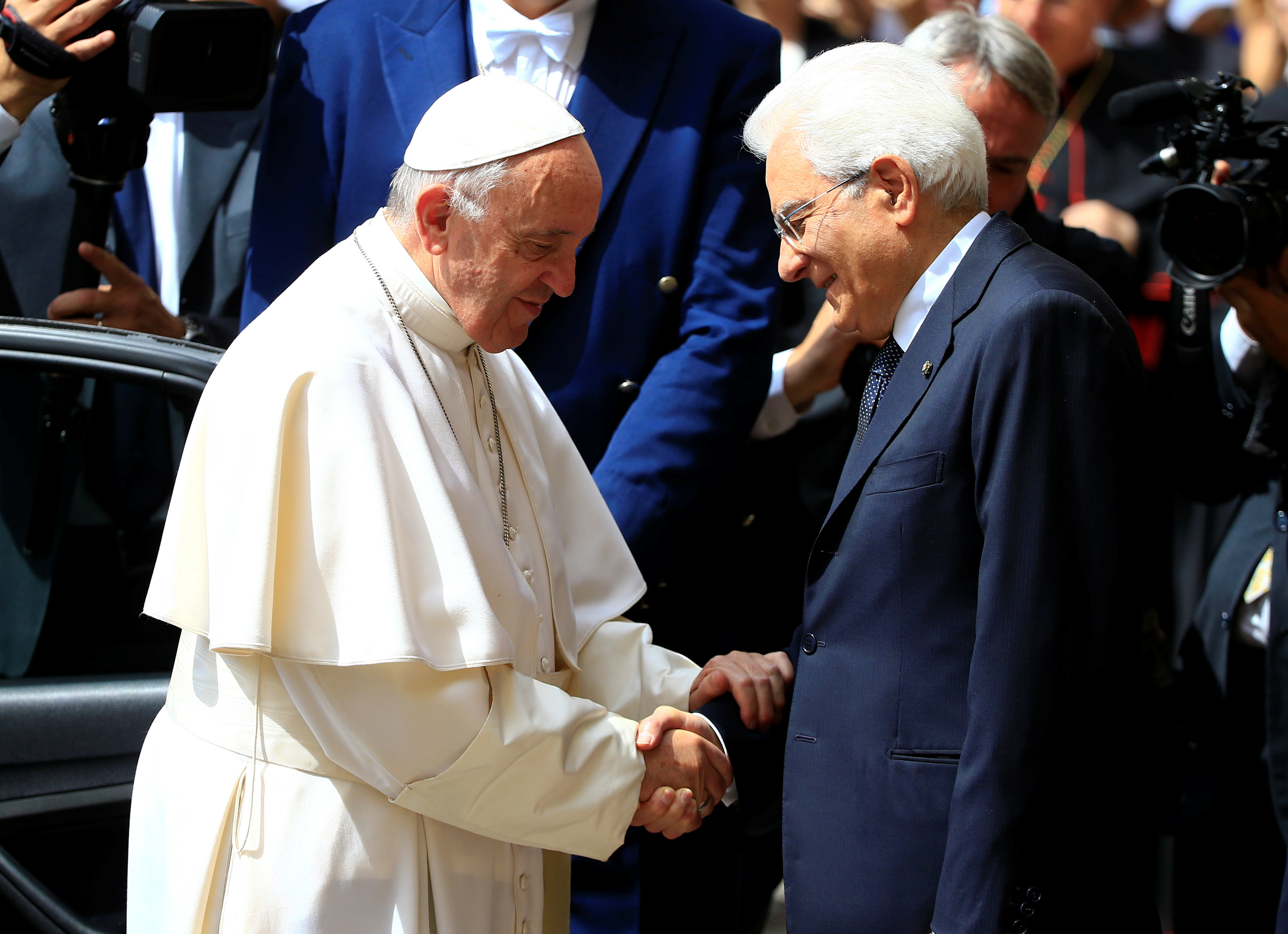 الرئيس الإيطالى يصافح بابا الفاتيكان خلال زيارته