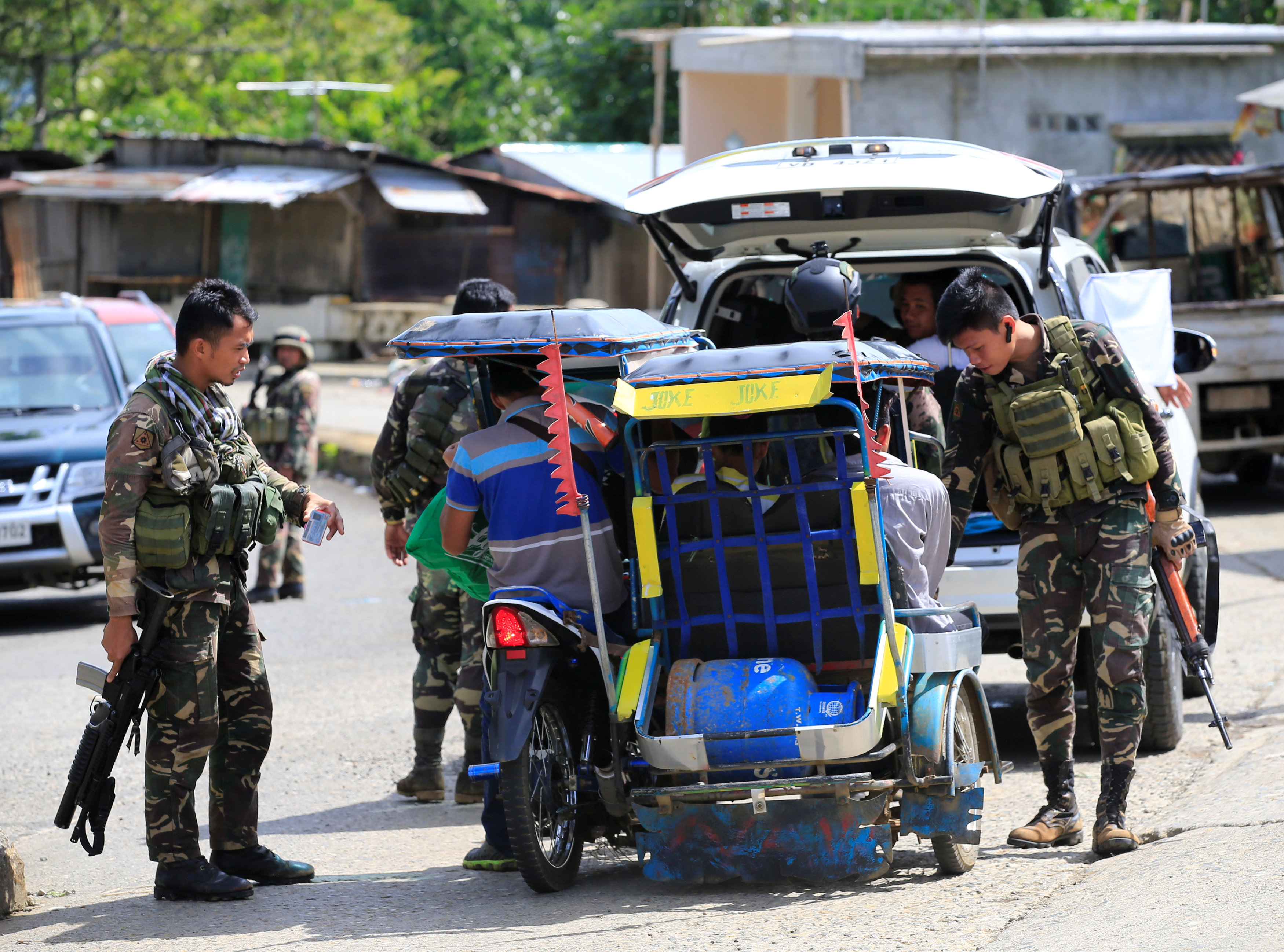 القوات الفلبينية تبحث عن المتشددين