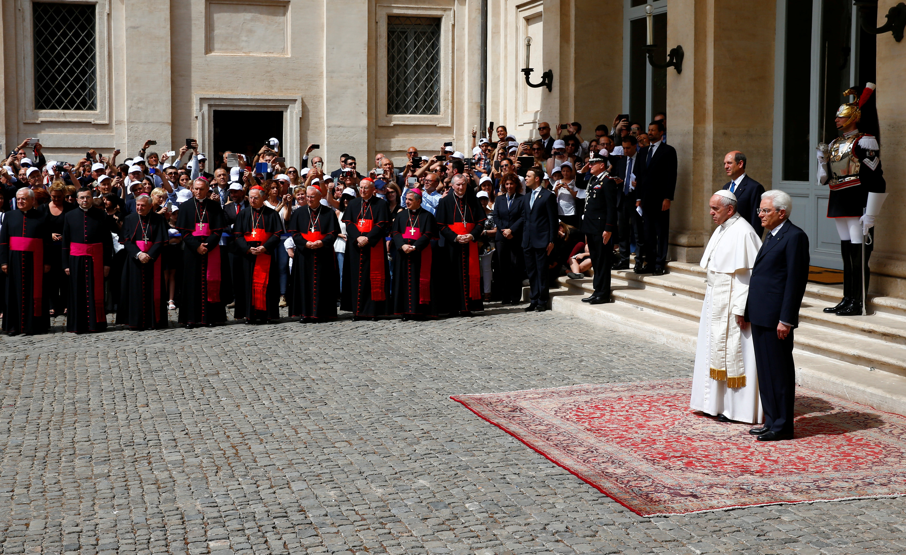 الكرادلة وحرس الشرف يقفون إلى جانب الرئيس الإيطالى والبابا