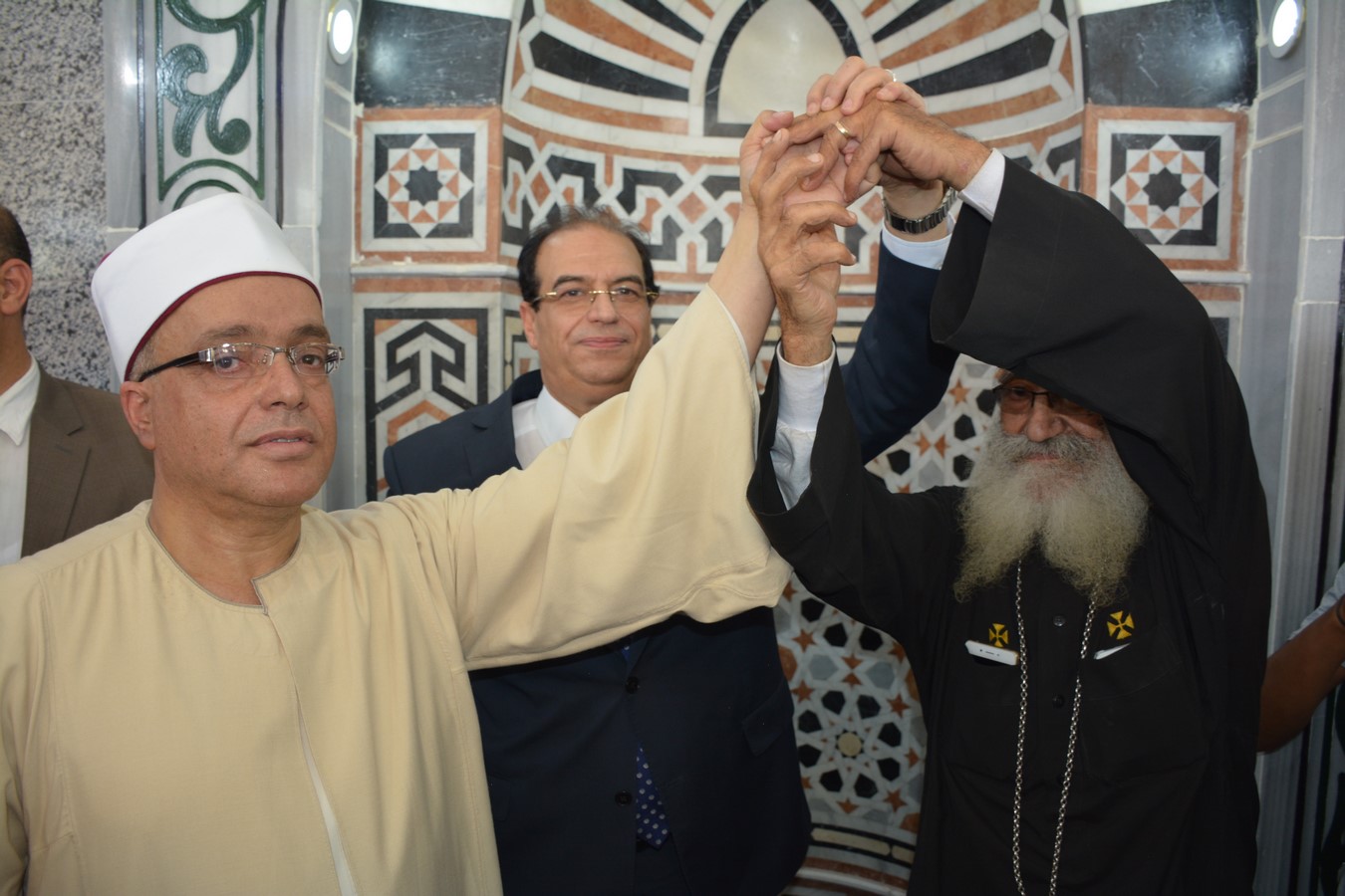 راعى كنيسة دكرنس يشارك فى إفتتاح مسجد بالدقهلية (1)