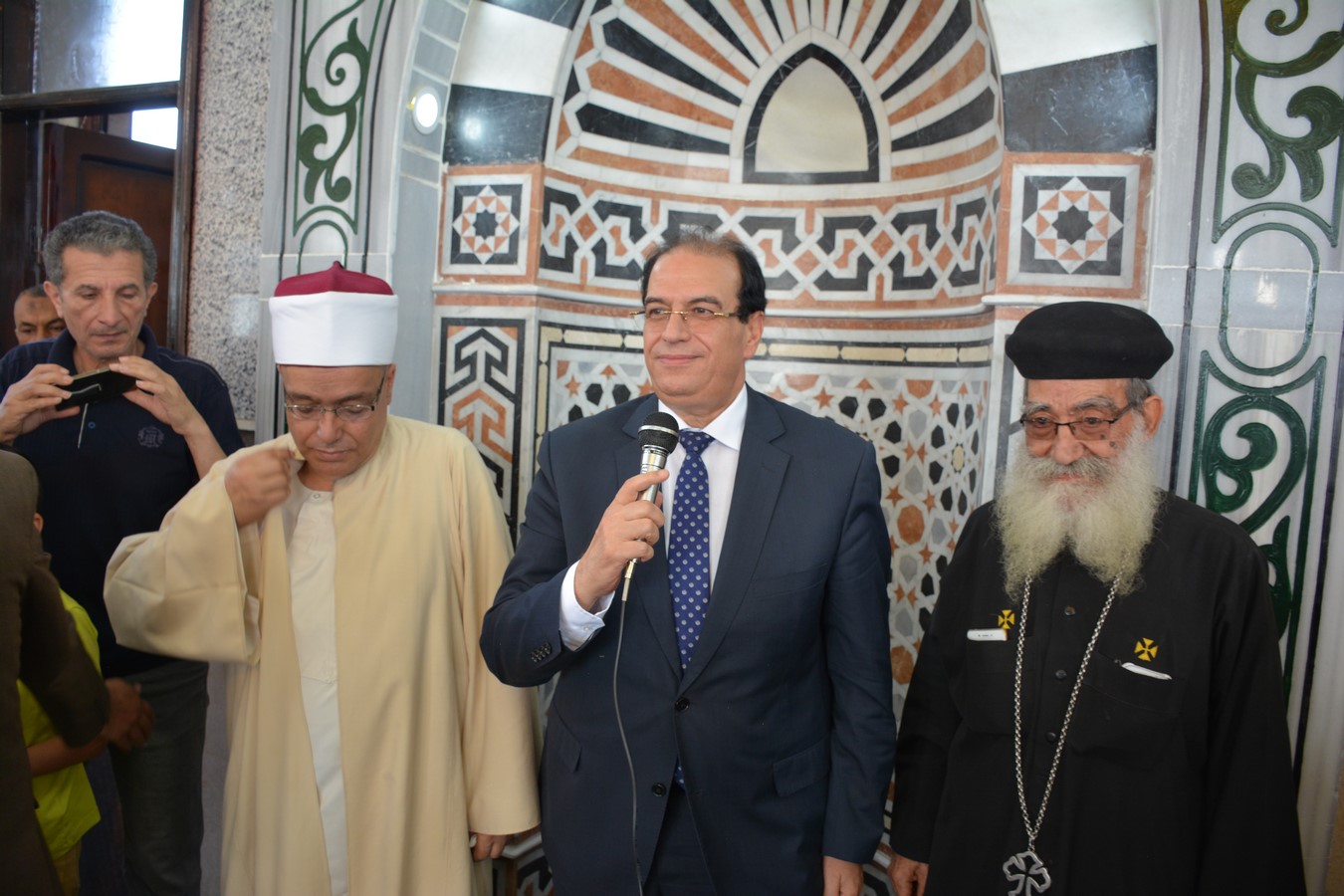 راعى كنيسة دكرنس يشارك فى إفتتاح مسجد بالدقهلية (3)