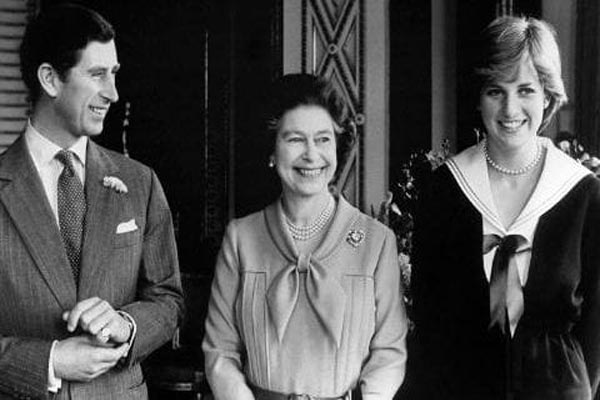 الملكة إليزابيث مع الأمير تشارلز وخطيبته حينها ديانا في قصر باكنغهام