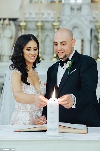 جريس و زوجها يشعلون الشموع خلال حفل الزفاف