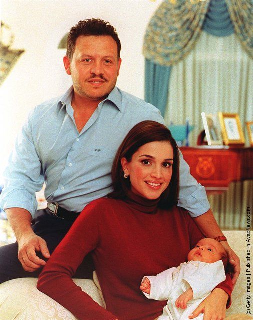 الملك عبدالله وزوجته مع طفلهما