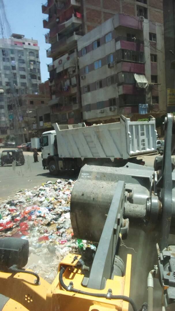 رفع القمامة بإحياء شرق وغرب شبرا الخيمة (3)
