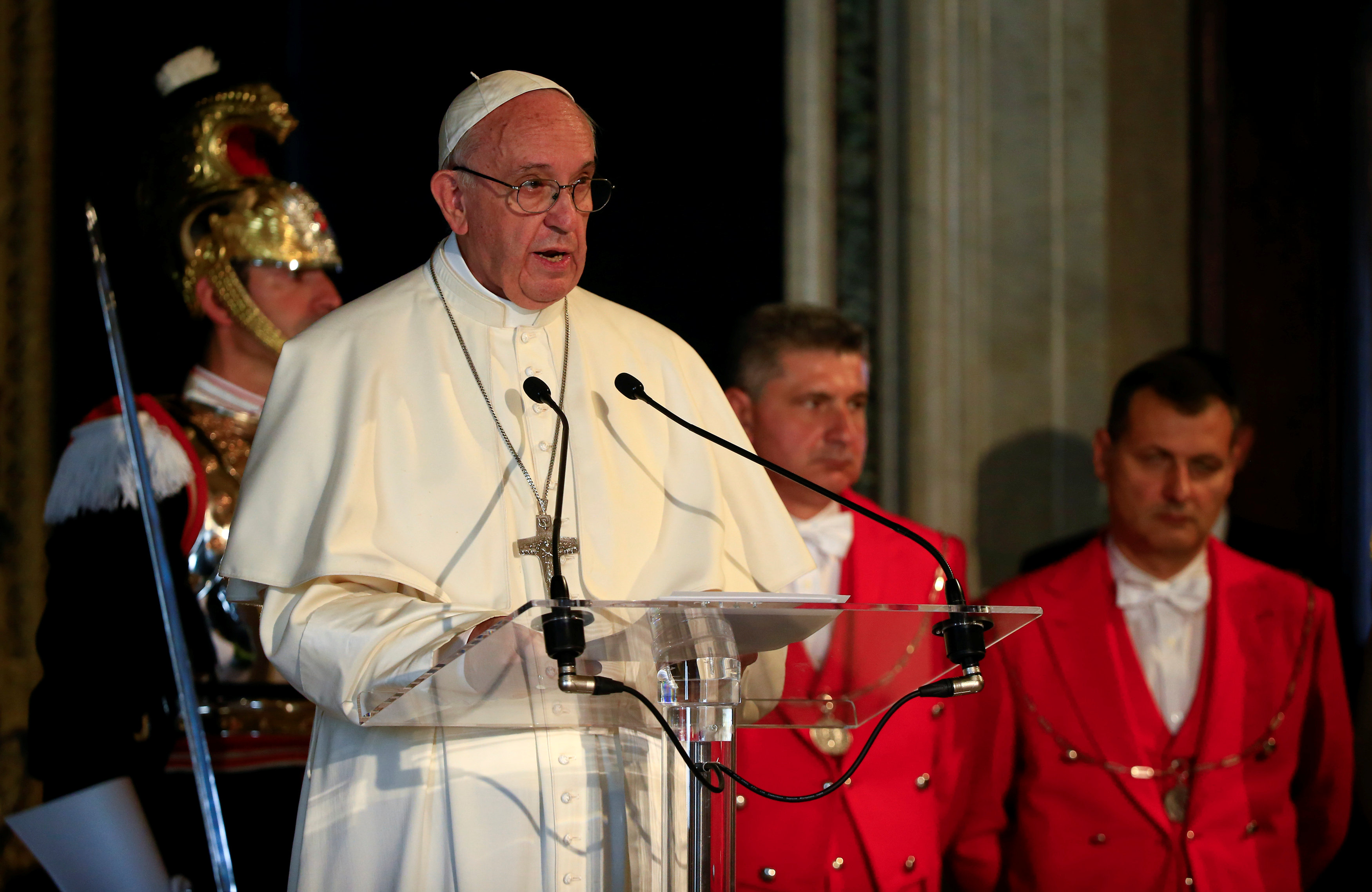 بابا الفاتيكان يلقى كلمة خلال زيارته للرئيس الإيطالى