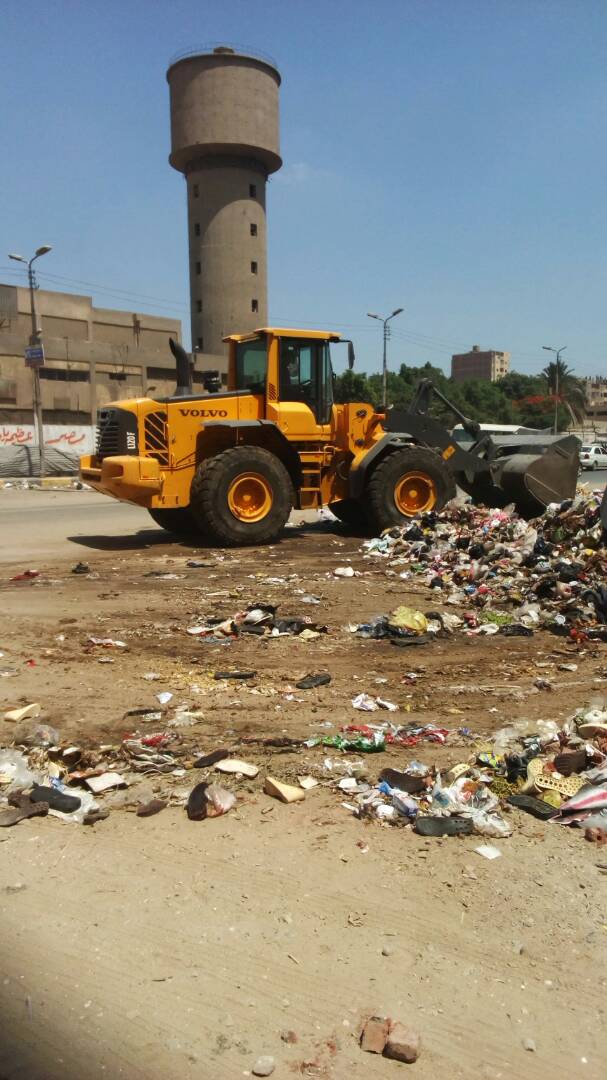 رفع القمامة بإحياء شرق وغرب شبرا الخيمة (4)