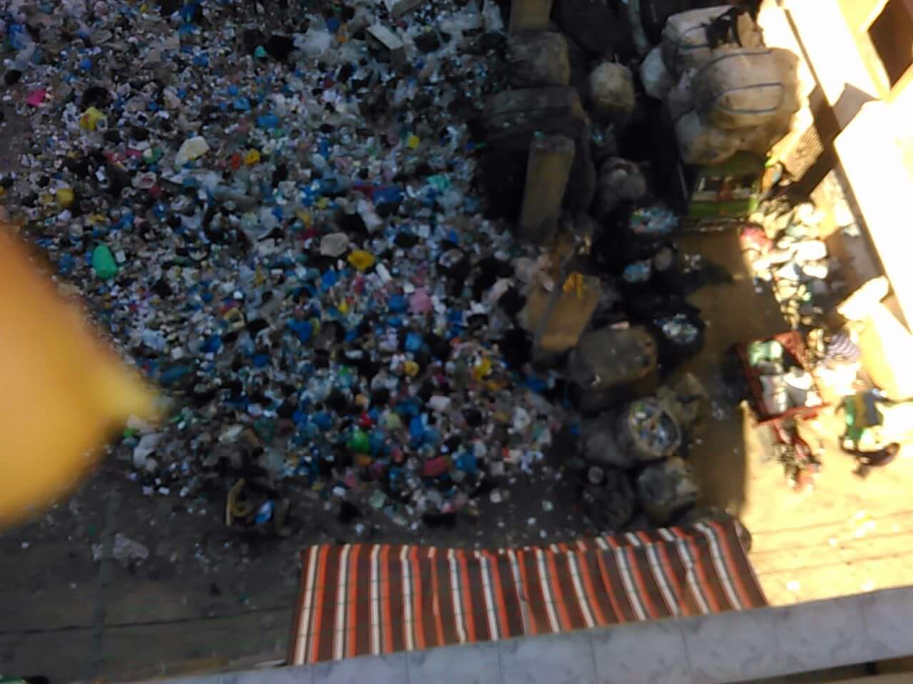 صورة أخرى توضح القمامة فى شارع النصر