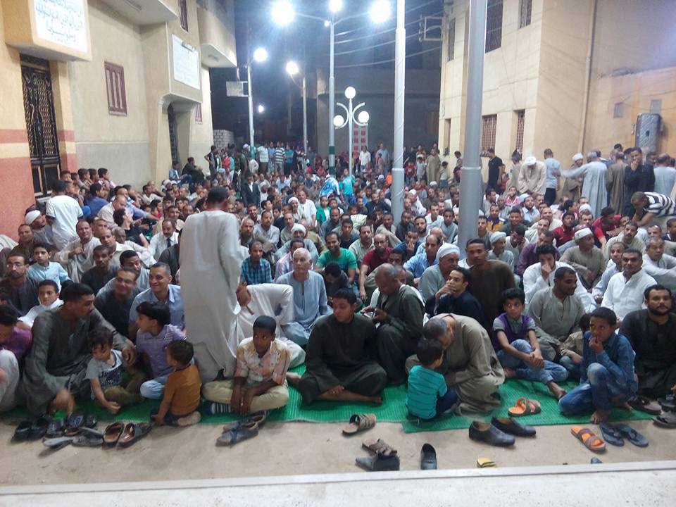 محافظ الأقصر يحضر إفطار مئات المواطنين بساحة الشيخ المرتضي  (3)