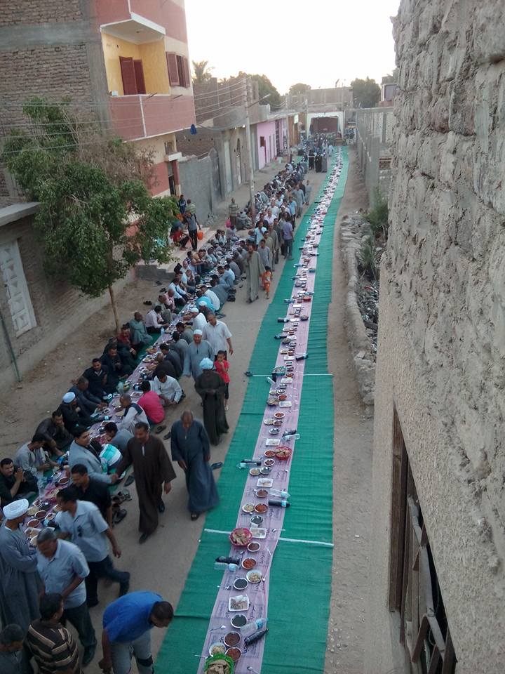 محافظ الأقصر يحضر إفطار مئات المواطنين بساحة الشيخ المرتضي  (4)