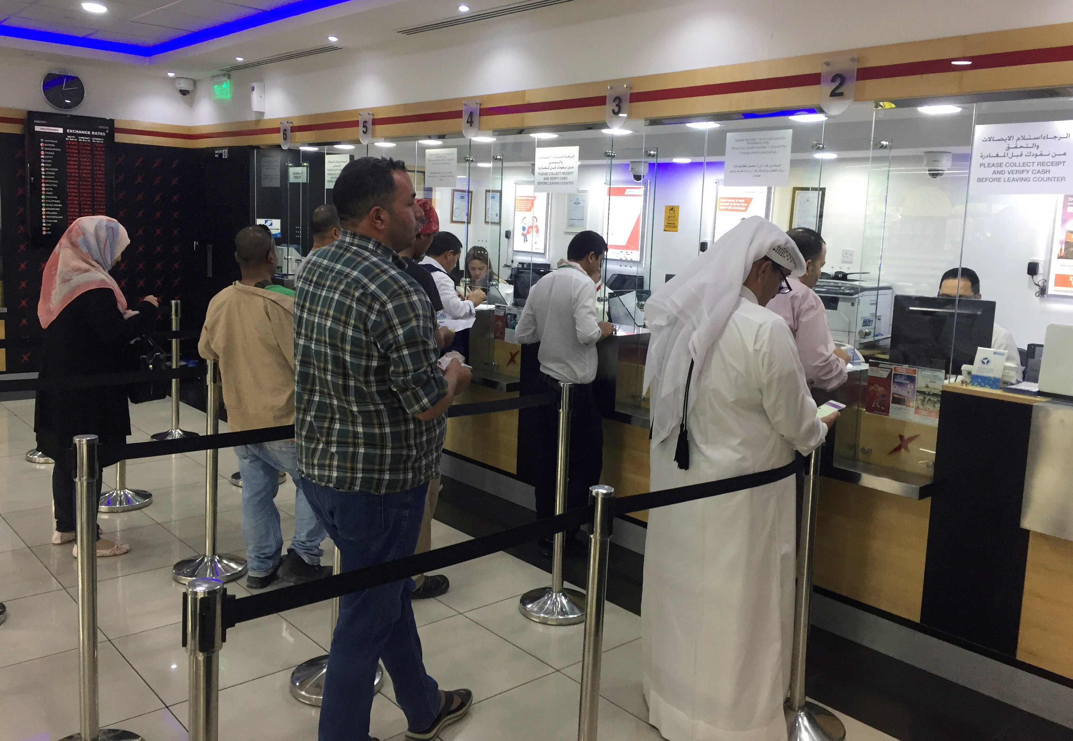 قطريون فى مكاتب الصرافة والبنوك