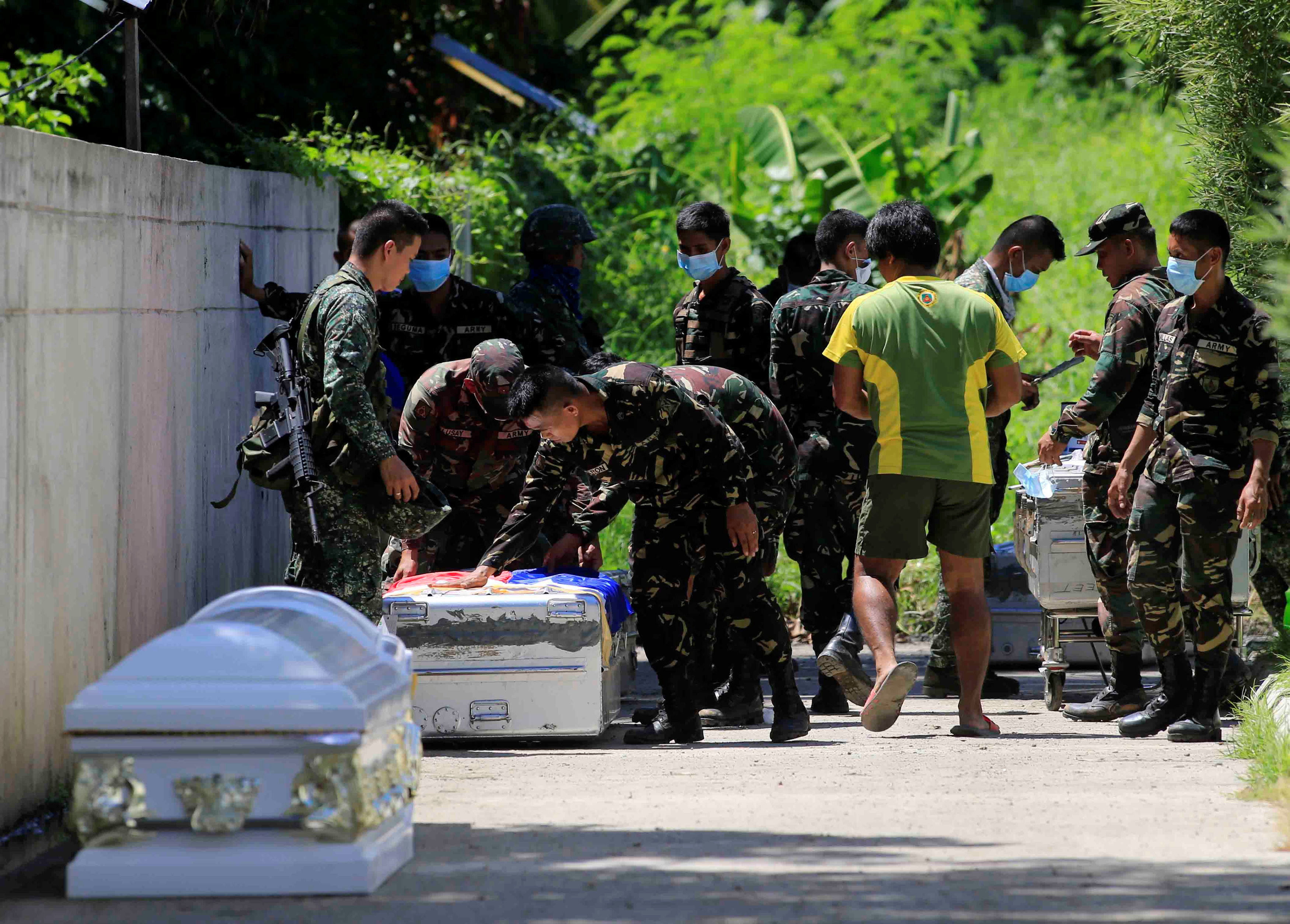 اعداد نعوش الجنود الفلبينيين لتشييعهم