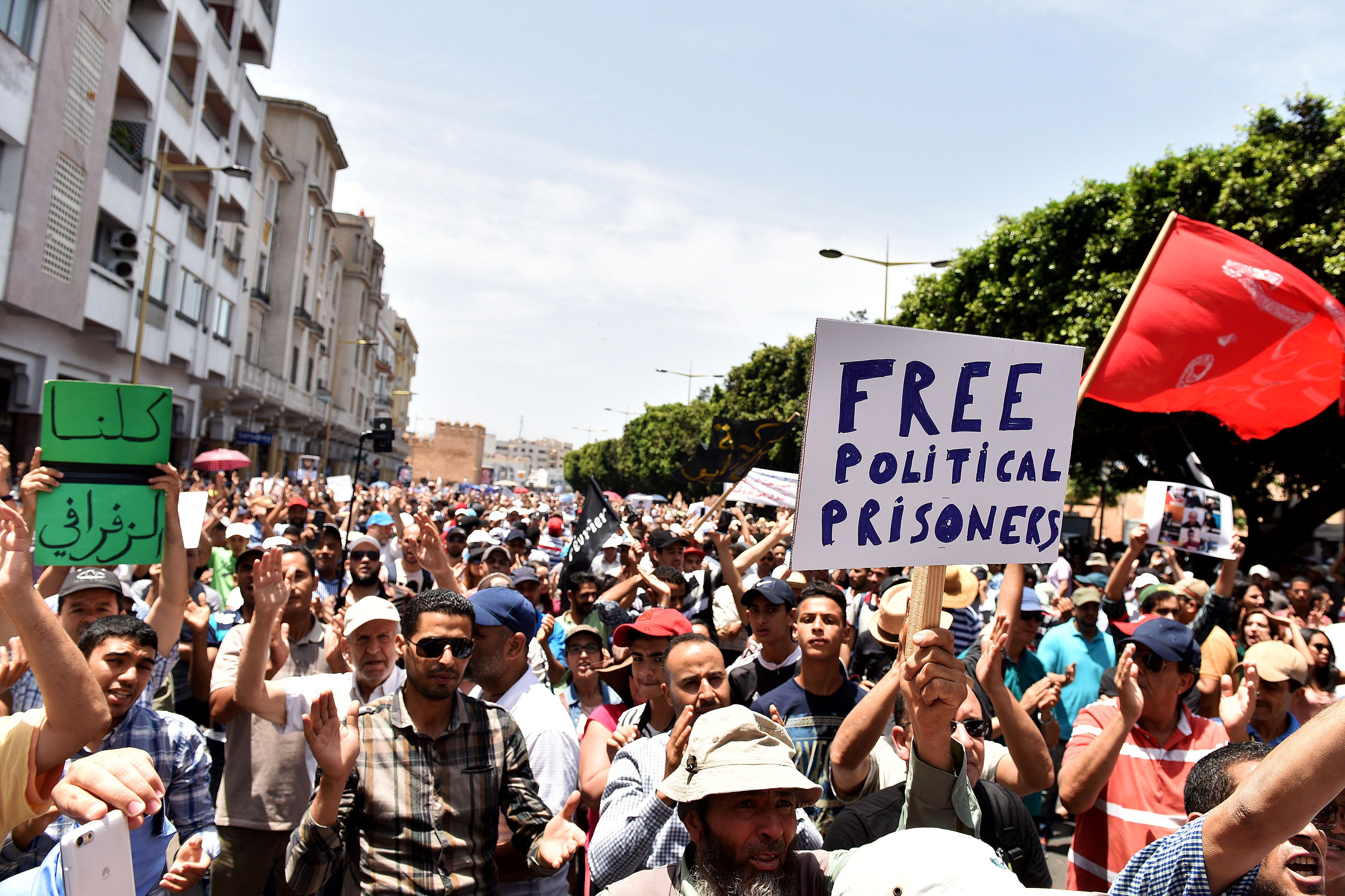 مغربيون يتظاهرون ضد الحكومة