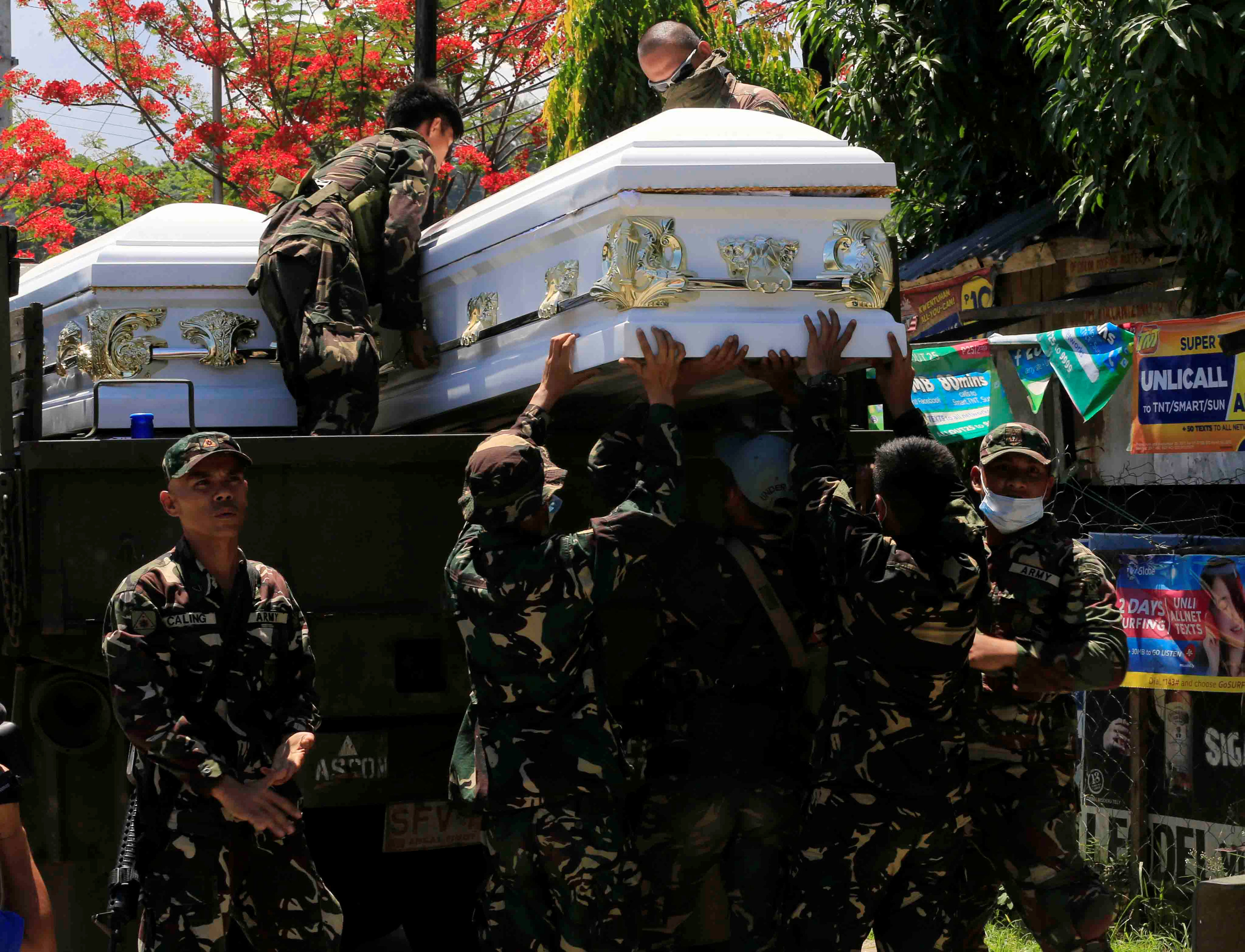 نعوش الجنود الفلبينيين المقتولين فى مواجهة المتمردين