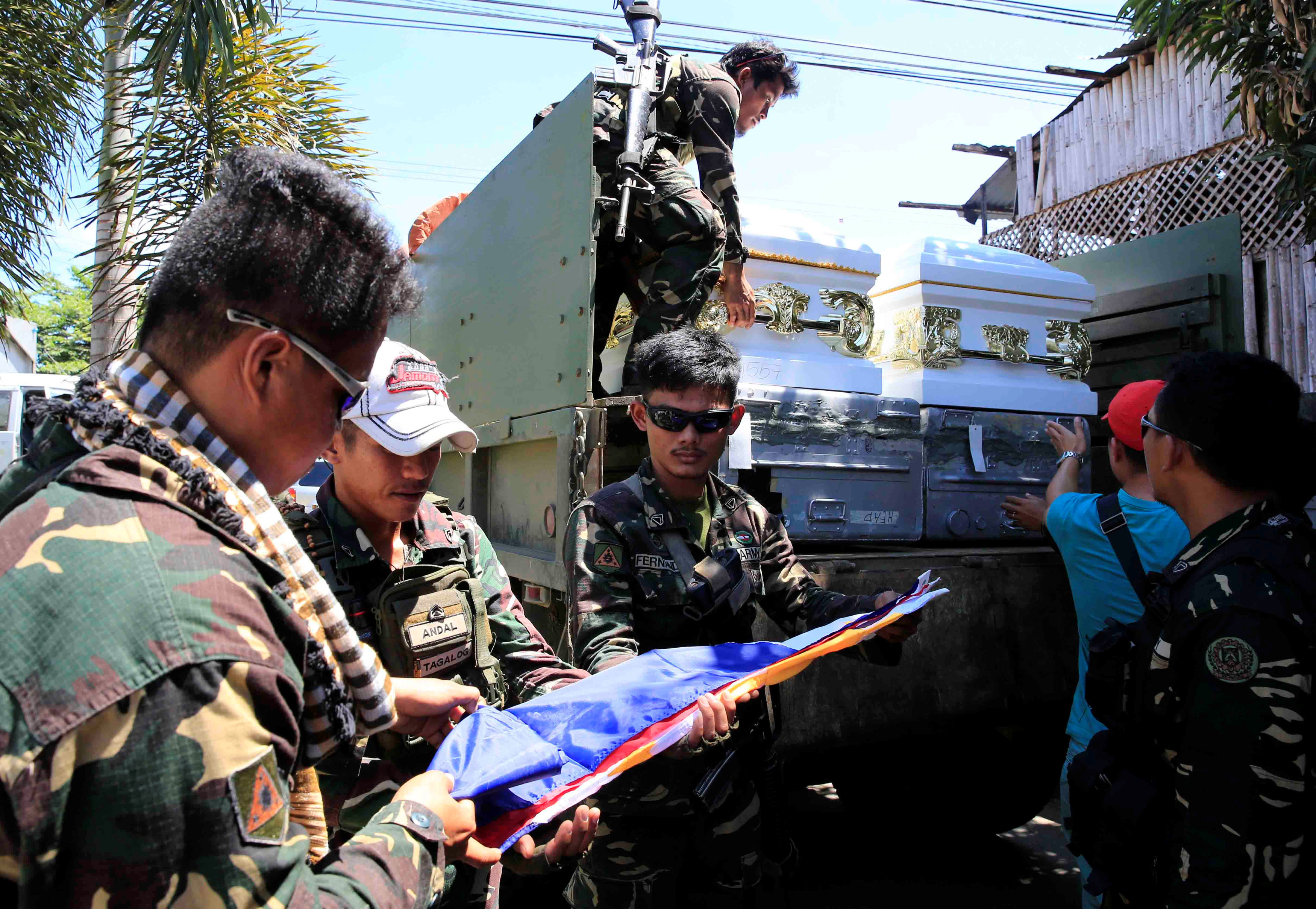 اعداد علم الفلبين لتغطية نعوش الجنود