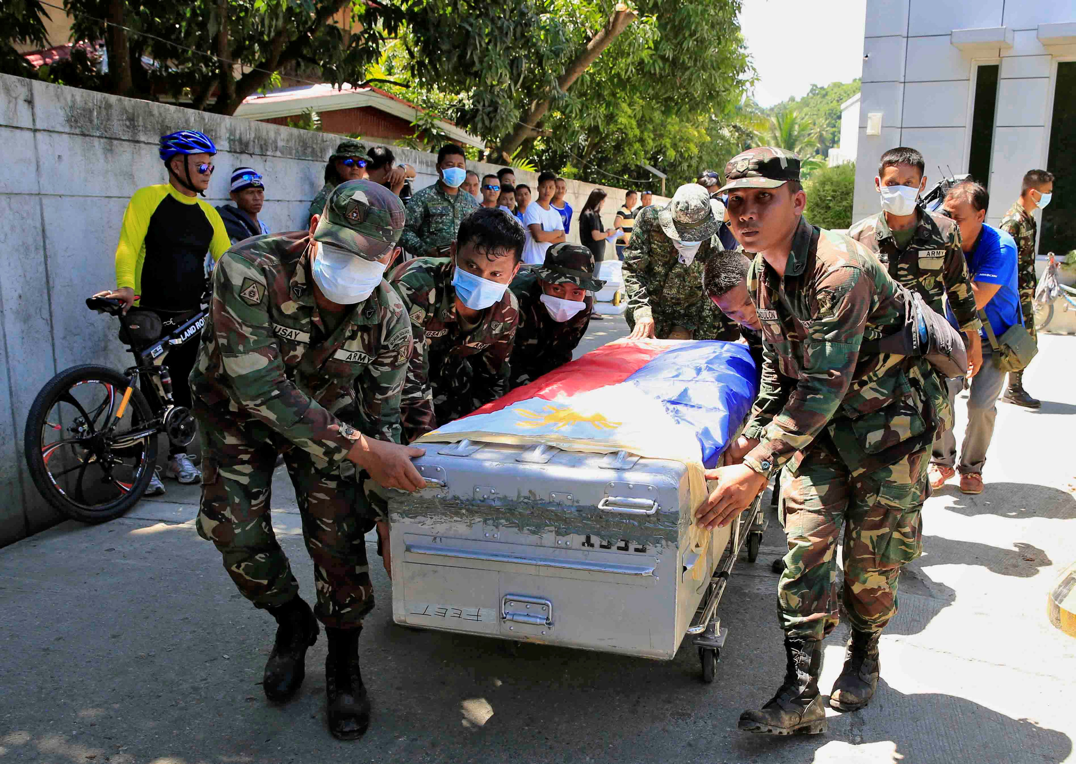 جنود يحملون جثامين زملائهم المقتولين خلال محاربة المتمردين