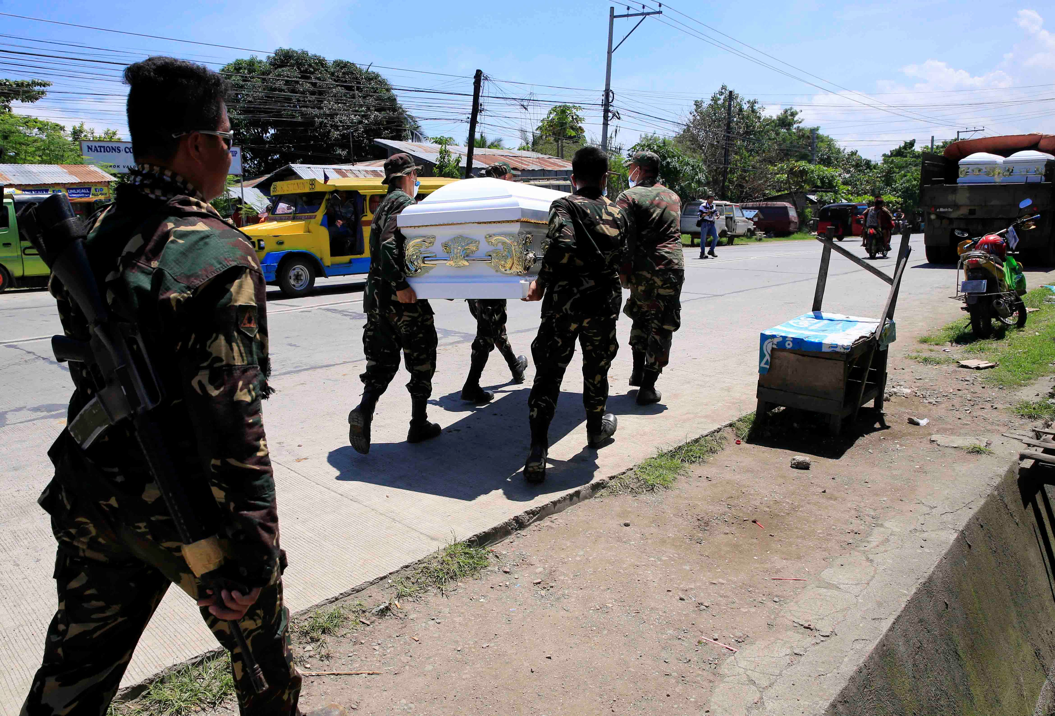 نقل جثامين الجنود الفلبينيين استعدادا للدفن